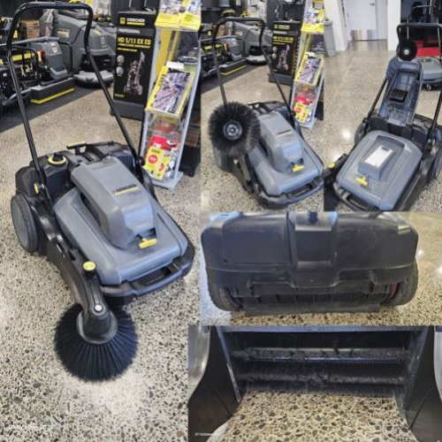 KARCHER KM 70/30-C BP BATTERY VACUUM SWEEPER  (EX_DEMO)